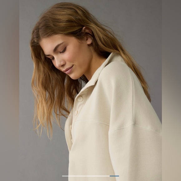 American Eagle Women’s Big Hug Henley Sweatshirt Color Cream Size M - Picture 2 of 7